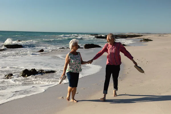 Vista Frontal Una Pareja Ancianos Caucásicos Playa Sol Sosteniendo Sus —  Fotos de Stock