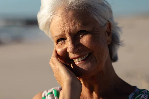 Retrato Cerca Una Mujer Mayor Caucásica Playa Bajo Sol Mirando — Foto de Stock