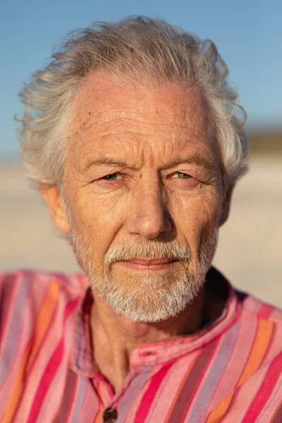 Porträt Eines Älteren Kaukasischen Mannes Strand Der Sonne Der Direkt — Stockfoto