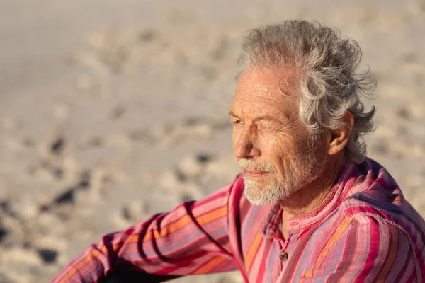 Vista Laterale Vicino Uomo Caucasico Anziano Sulla Spiaggia Sole Seduto — Foto Stock