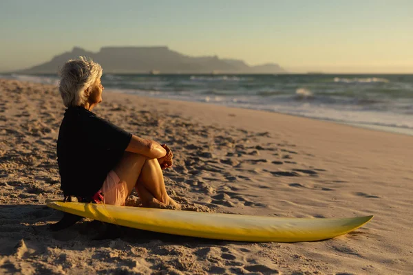 Vista Laterale Una Donna Caucasica Anziana Spiaggia Tramonto Seduta Sulla — Foto Stock