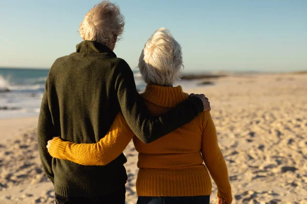 Rear View Senior Caucasian Couple Beach Wearing Sweaters Embracing Walking — Stock Photo, Image