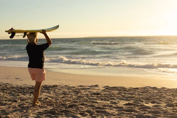 Vista Posteriore Una Donna Caucasica Anziana Sulla Spiaggia Tramonto Con — Foto Stock