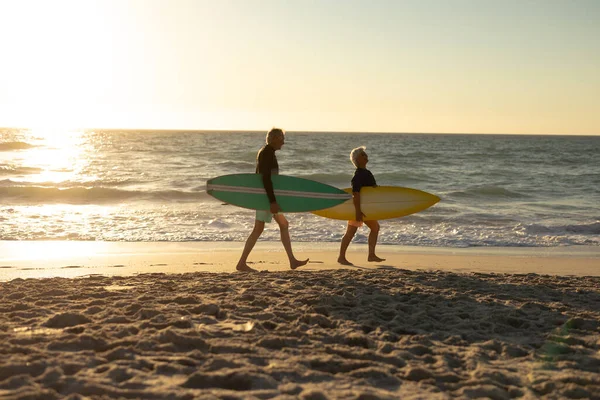 Vista Laterale Una Coppia Caucasica Anziana Spiaggia Tramonto Tenendo Tavole — Foto Stock