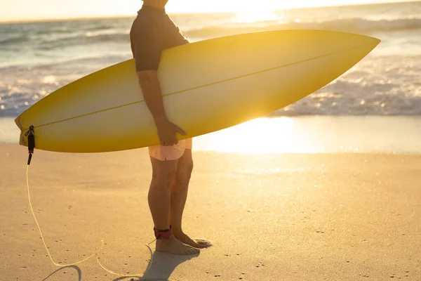 Laag Deel Zijaanzicht Van Vrouw Aan Het Strand Bij Zonsondergang — Stockfoto