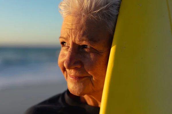 Retrato Cerca Una Mujer Mayor Caucásica Playa Atardecer Sosteniendo Una — Foto de Stock