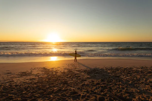 Vista Laterale Distante Una Donna Caucasica Anziana Spiaggia Tramonto Passeggiando — Foto Stock