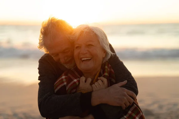 Nahaufnahme Eines Älteren Kaukasischen Paares Das Bei Sonnenuntergang Lächelnd Und — Stockfoto