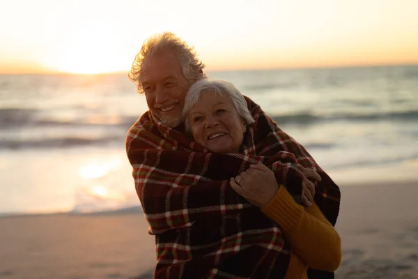 Front View Close Senior Caucasian Couple Standing Beach Sunset Blanket — Stock Photo, Image