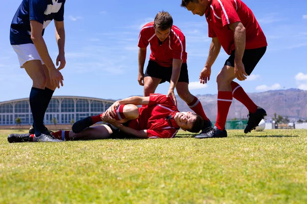 Matala Kulma Edessä Ryhmä Valkoihoinen Mies Rugby Pelaajia Vastakkaisista Joukkueet — kuvapankkivalokuva