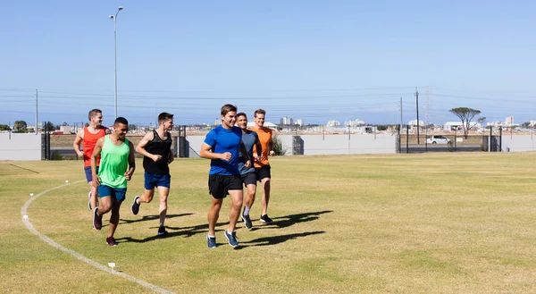 Vista Frontal Grupo Multi Étnico Corredores Sexo Masculino Treinando Campo — Fotografia de Stock