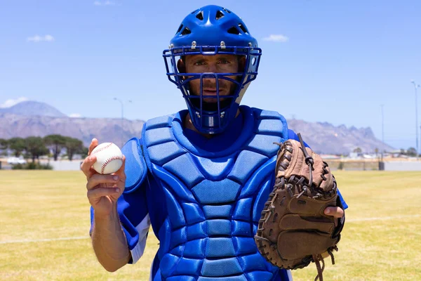 Retrato Jugador Béisbol Caucásico Receptor Usando Chaleco Protector Casco Guante — Foto de Stock