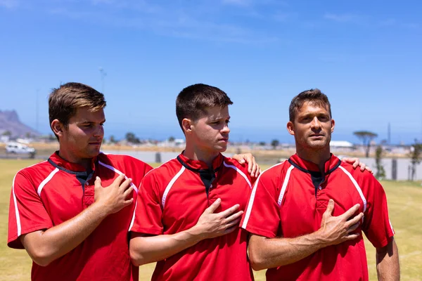 Vista Frontal Três Jogadores Futebol Caucasianos Vestindo Uma Tira Equipe — Fotografia de Stock