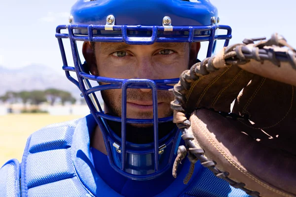 Portrét Zblízka Bělošského Baseballového Hráče Chytače Ochranné Vestě Helmě Rukavici — Stock fotografie