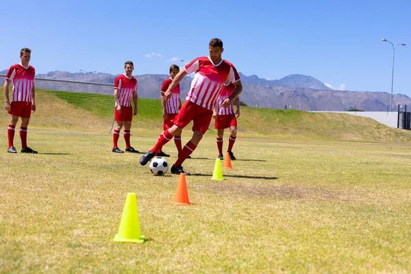 Vista Frontal Grupo Jogadores Futebol Masculino Caucasianos Vestindo Uma Tira — Fotografia de Stock