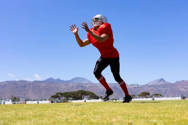 Vooraanzicht Van Een Gemengde Race Mannelijke Amerikaanse Voetballer Een Team — Stockfoto