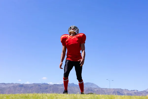 Vista Frontal Jogador Futebol Americano Misto Raça Masculina Vestindo Uniforme — Fotografia de Stock