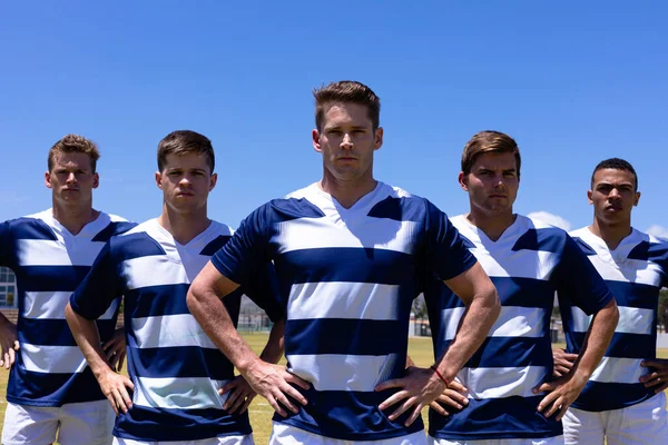 Vista Frontal Grupo Multi Étnico Jogadores Rugby Masculinos Vestindo Uma — Fotografia de Stock