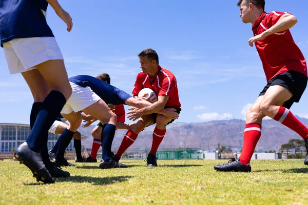 Visão Lateral Baixo Ângulo Grupo Jogadores Rugby Masculino Caucasianos Equipes — Fotografia de Stock