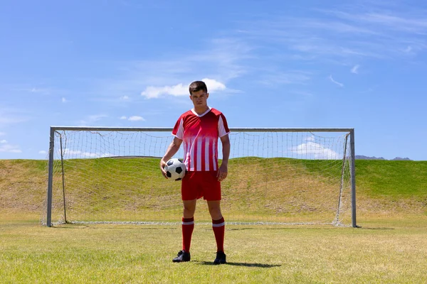 Porträt Eines Kaukasischen Männlichen Fußballspielers Der Eine Mannschaftskleidung Trägt Auf — Stockfoto