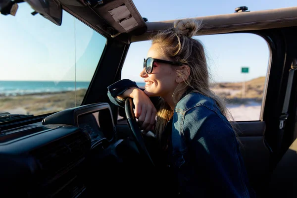 Vista Lateral Una Mujer Caucásica Dentro Coche Abierto Sosteniendo Volante — Foto de Stock