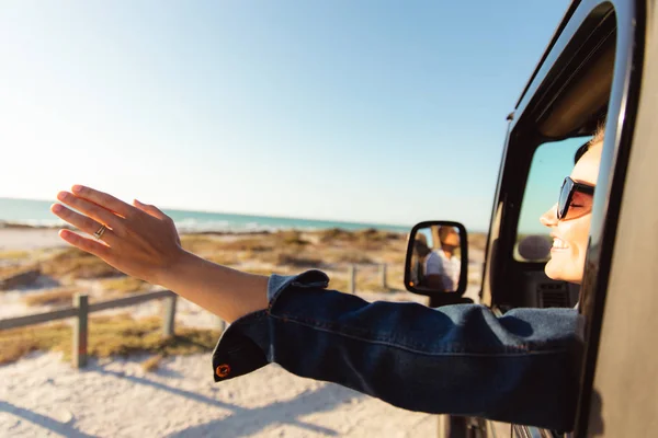 Vista Lateral Una Mujer Caucásica Dentro Coche Techo Abierto Agitando — Foto de Stock