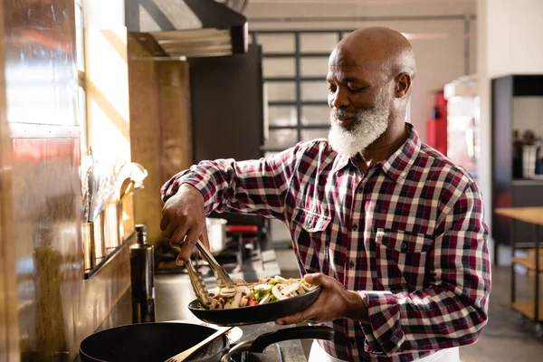 Zijaanzicht Van Een Oudere Afrikaanse Man Bij Een Kookles Groenten — Stockfoto