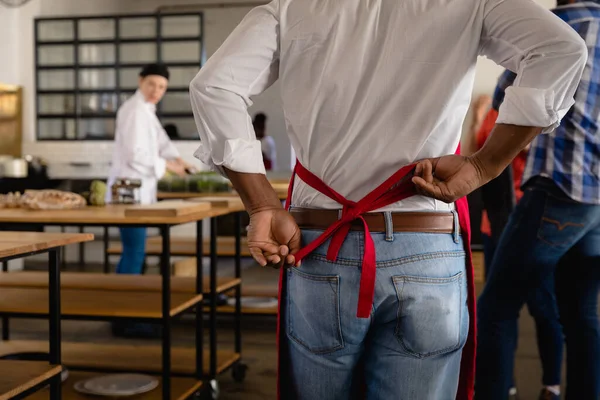 Vista Posteriore Metà Sezione Uomo Afroamericano Una Classe Cucina Indossando — Foto Stock