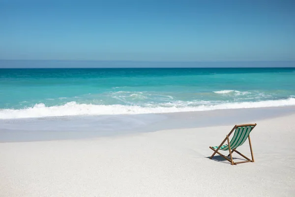 Vista Posteriore Una Sdraio Vuota Seduta Una Spiaggia Fronte Mare — Foto Stock