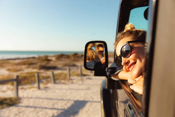 Vista Laterale Una Donna Caucasica All Interno Una Macchina Cielo — Foto Stock