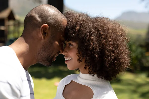 Diversión Fin Semana Casa Juntos Vista Frontal Una Pareja Razas — Foto de Stock