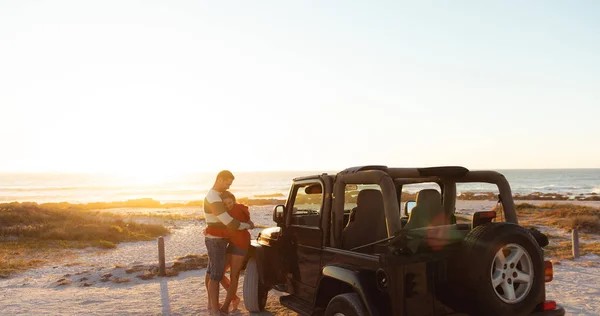 Vista Frontal Distante Una Pareja Caucásica Junto Coche Techo Abierto — Foto de Stock