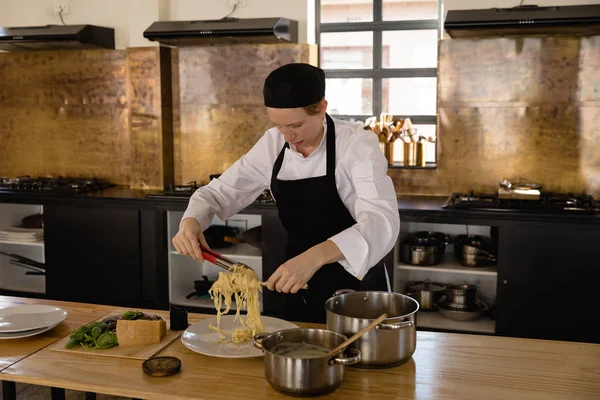 Μπροστά Όψη Καυκάσιας Γυναίκας Μάθημα Μαγειρικής Βάζει Φρέσκα Ζυμαρικά Πιάτο — Φωτογραφία Αρχείου