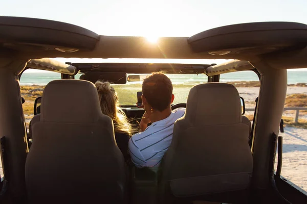 Vista Trasera Una Pareja Caucásica Dentro Coche Techo Abierto Mirando — Foto de Stock