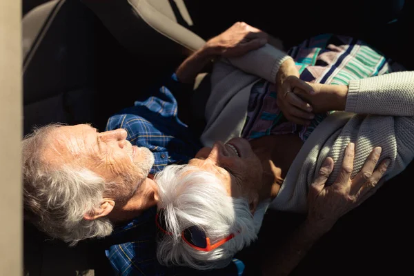 車の中に座ってリラックスし 太陽の下で抱擁シニア白人カップルの頭上のビュー 週末のビーチ休暇 ライフスタイルとレジャー — ストック写真