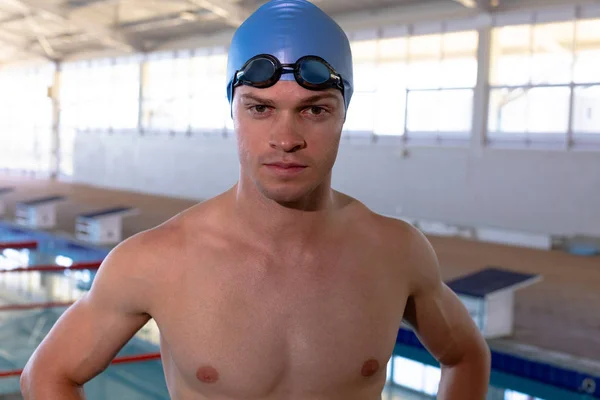 Retrato Nadador Masculino Caucásico Piscina Con Gorra Azul Gafas Natación —  Fotos de Stock