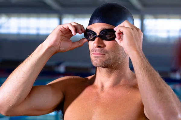 Vista Frontal Nadador Masculino Caucasiano Piscina Vestindo Uma Touca Preta — Fotografia de Stock