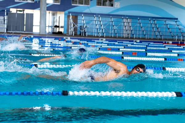 Vista Lateral Grupo Multiétnico Nadadores Masculinos Piscina Compitiendo Entre Carriles — Foto de Stock