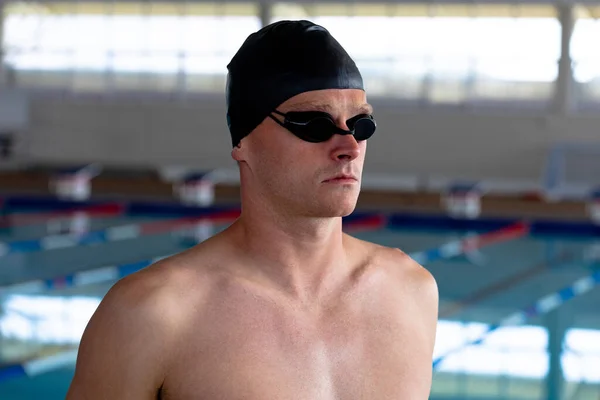 Seitenansicht Eines Kaukasischen Männlichen Schwimmers Schwimmbad Mit Schwarzer Badekappe Und — Stockfoto