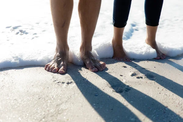 Sección Baja Primer Plano Pareja Pie Agua Con Los Pies — Foto de Stock