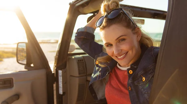 Porträt Einer Kaukasischen Frau Einem Offenen Auto Mit Offener Tür — Stockfoto