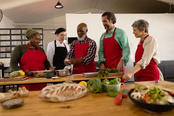 Vista Frontale Gruppo Multietnico Adulti Anziani Una Classe Cucina Diversi — Foto Stock