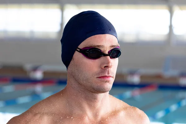 Yüzme Havuzunda Mavi Bir Yüzme Şapkası Yüzme Gözlüğü Takan Beyaz — Stok fotoğraf