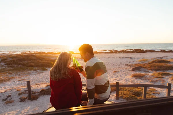 Vista Posteriore Una Coppia Caucasica Con Tramonto Sulla Spiaggia Sullo — Foto Stock