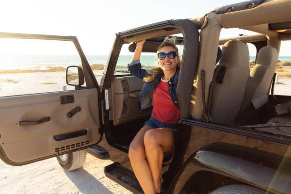 Vista Frontal Uma Mulher Caucasiana Dentro Carro Aberto Com Porta — Fotografia de Stock