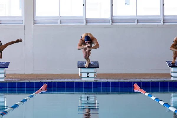 Vue Face Trois Hommes Nageant Piscine Sautant Des Blocs Départ — Photo