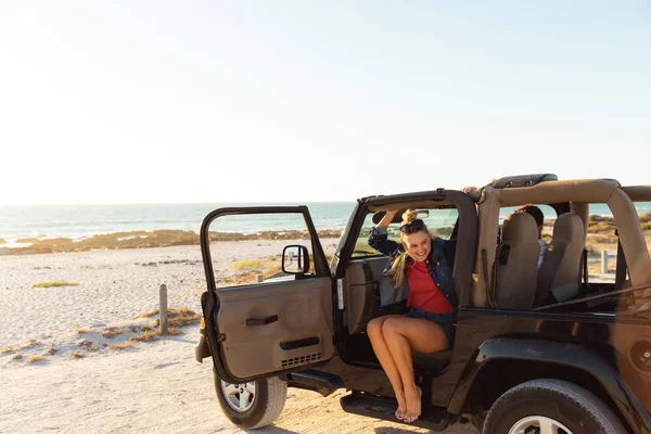 Vista Frontal Distante Una Mujer Caucásica Dentro Coche Techo Abierto — Foto de Stock