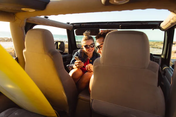 Vista Frontal Una Pareja Caucásica Dentro Coche Techo Abierto Sonriendo — Foto de Stock