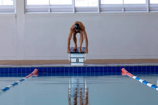 男子白种人游泳运动员在游泳池前的景象 从起跳台跳下 跳入水中 — 图库照片