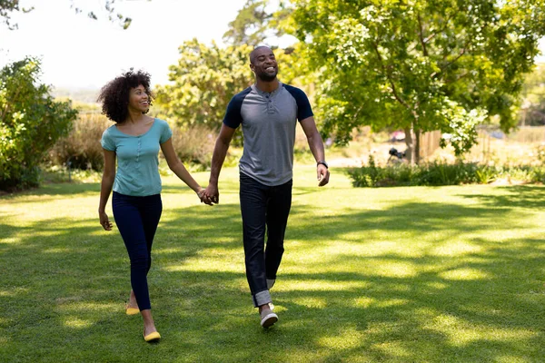 Weekend Plezier Samen Thuis Vooraanzicht Van Een Gemengd Ras Koppel — Stockfoto